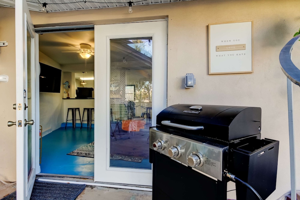 Simple Modern Gem 2 Blocks to Beach Pet Friendly