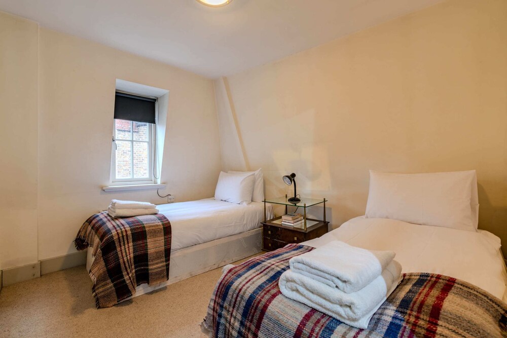 Beautiful Three Bedroom House in West London view 5