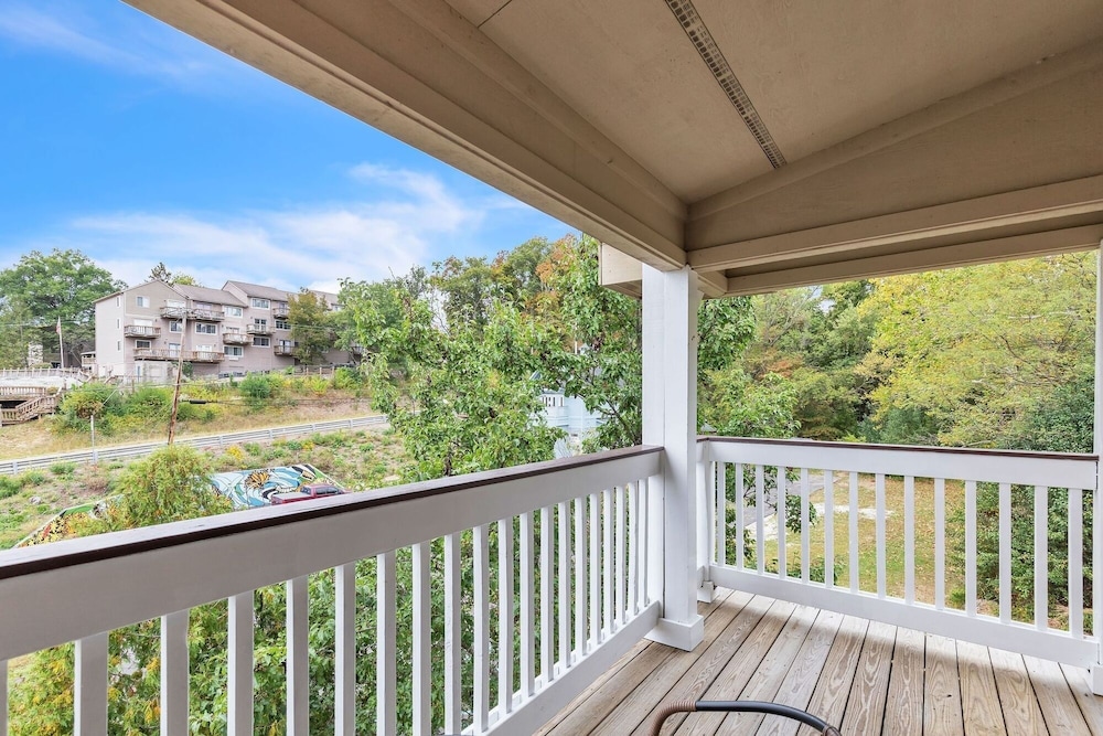 3rd Floor Front Side Corner Penthouse Suite - 304 by Grand Wood Suites