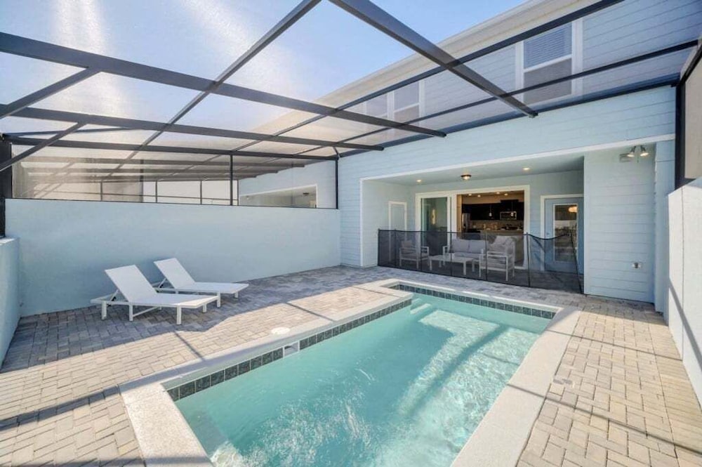 Luxury Home With Splash Pool 5 Bed Townhome! 5 Bedroom Townhouse