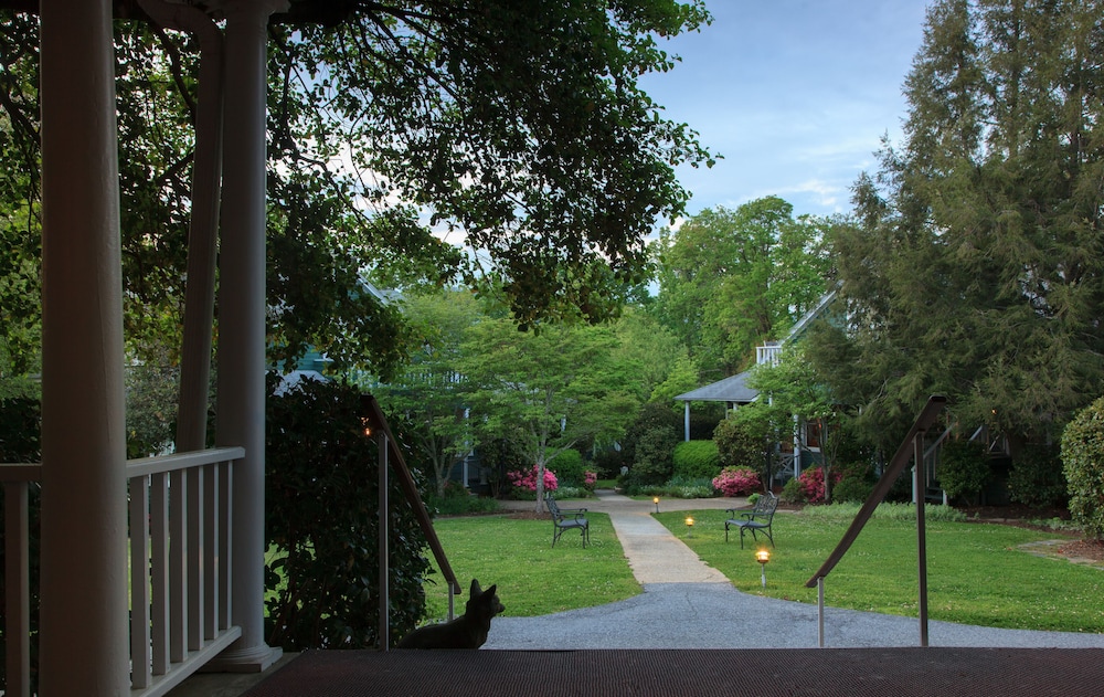 1906 Pine Crest Inn - Property Image 3