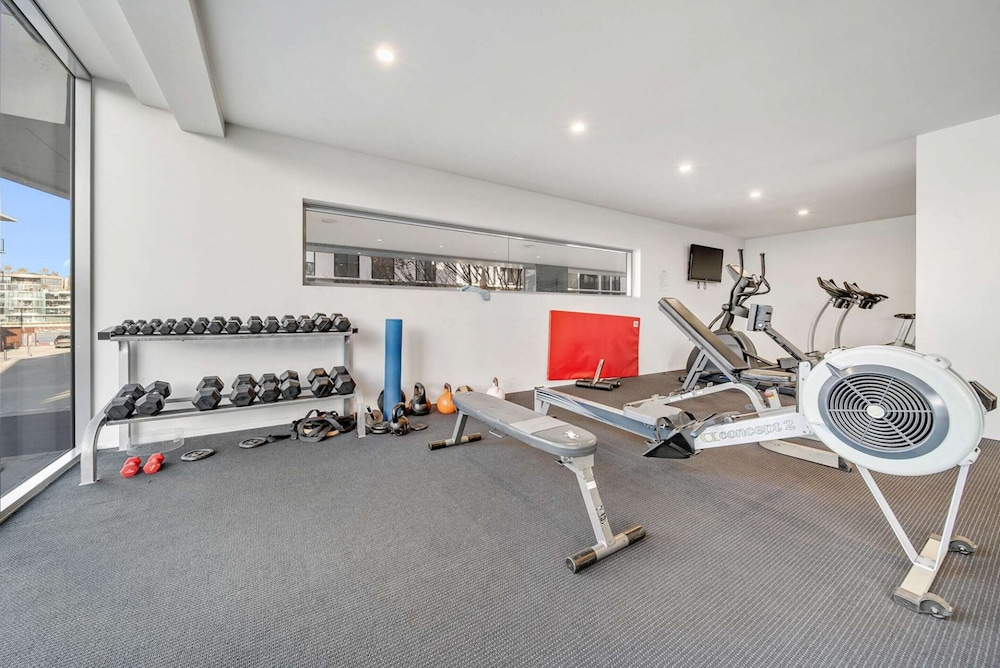 Canberra Lakefront 2-bed With Pool,