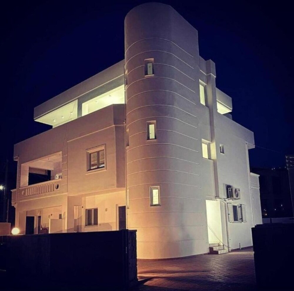 White Dome Apartment I