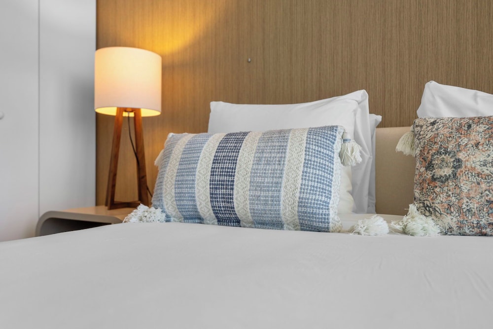 Seaside Splendor: Ocean & City Views - Image 2