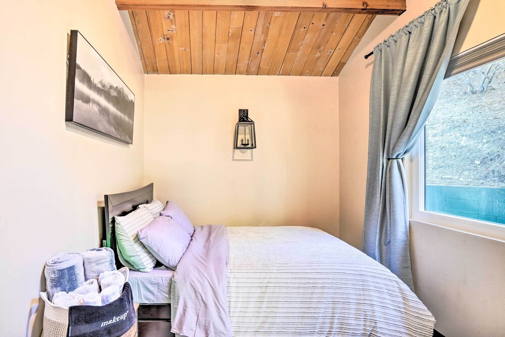 Bright 'coco's Cottage' Getaway w/ Indoor Swing! view 4