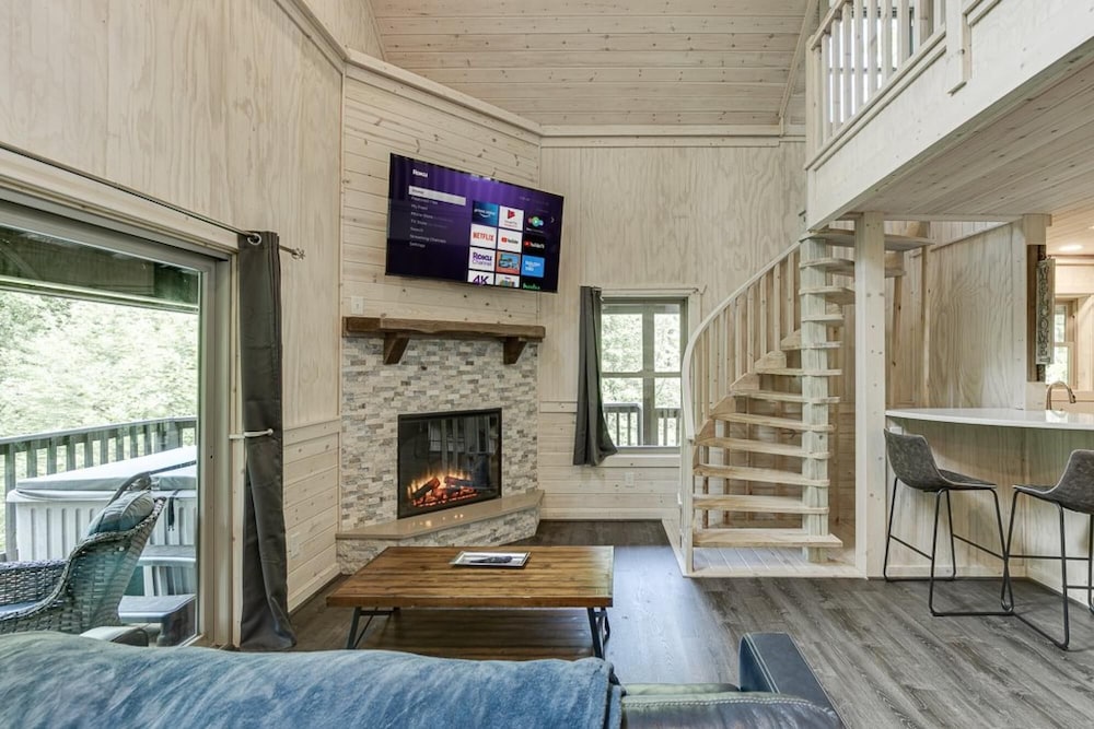 Gold Peak Treehouse in Cleveland view 2