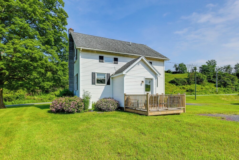 4 Mi to Dtwn Granville: Family Home w/ Deck!