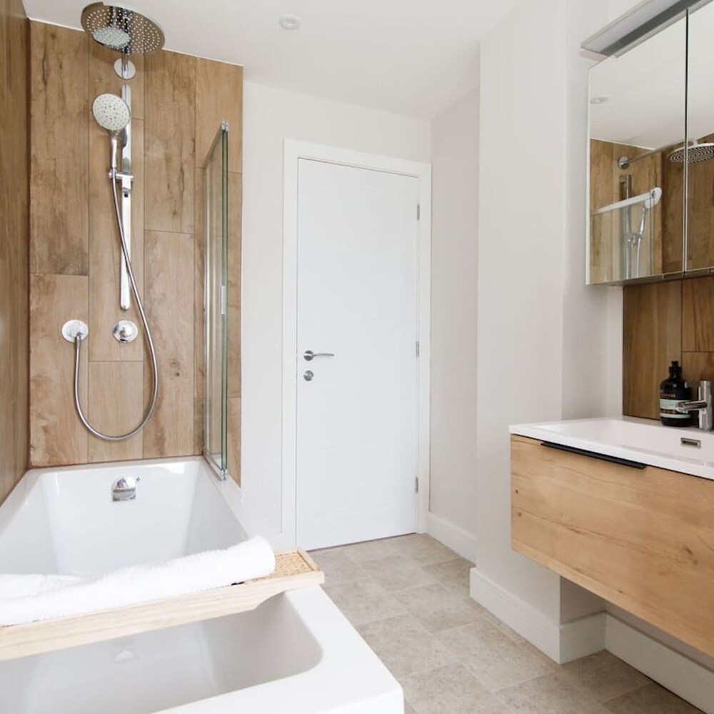 Mariners Stylish Beachside Getaway With Sea Views view 3