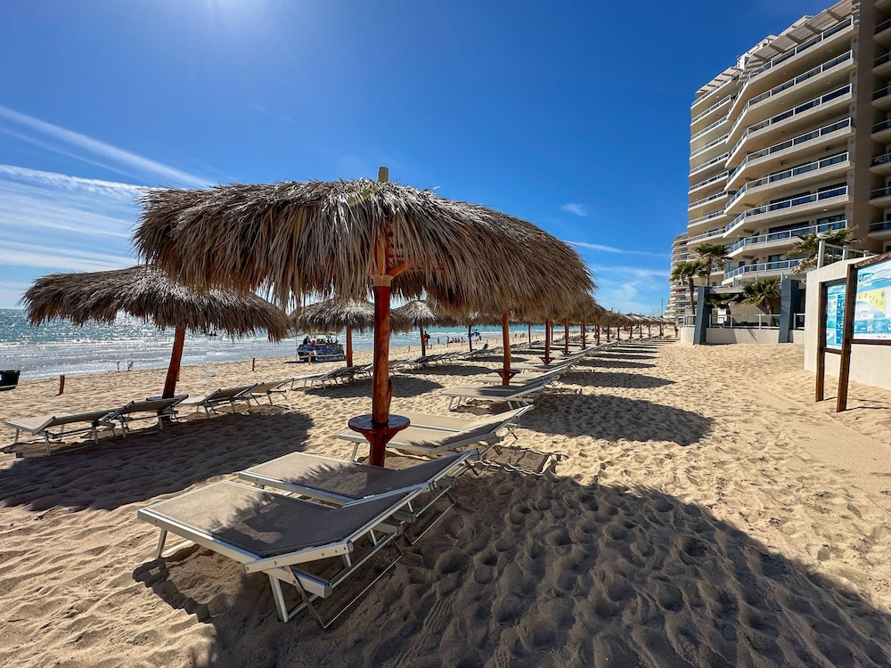 Paradise Found Luxe 2BR Condo in Iconic Location