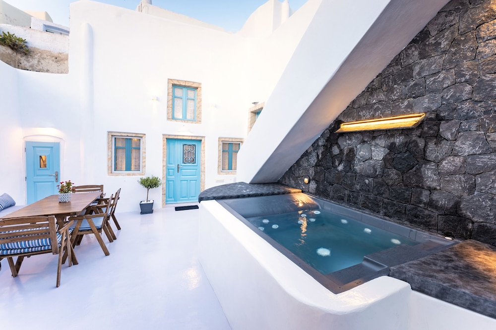 Kalamia Cave House