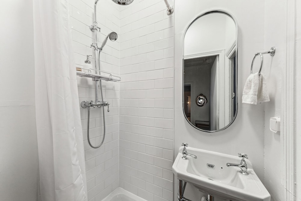 4BR Stylish Stay in the Heart of Marais