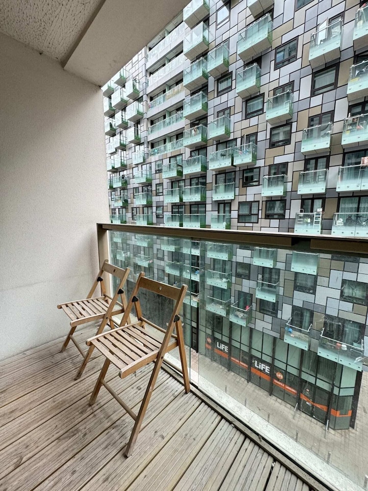Contemporary 2BD Flat W/balcony Canary Wharf!
