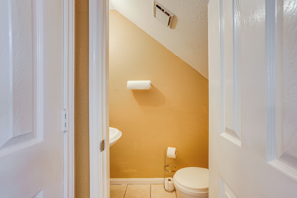 11 Mi to Dtwn Houston: Pet-friendly Home w/ Yard!
