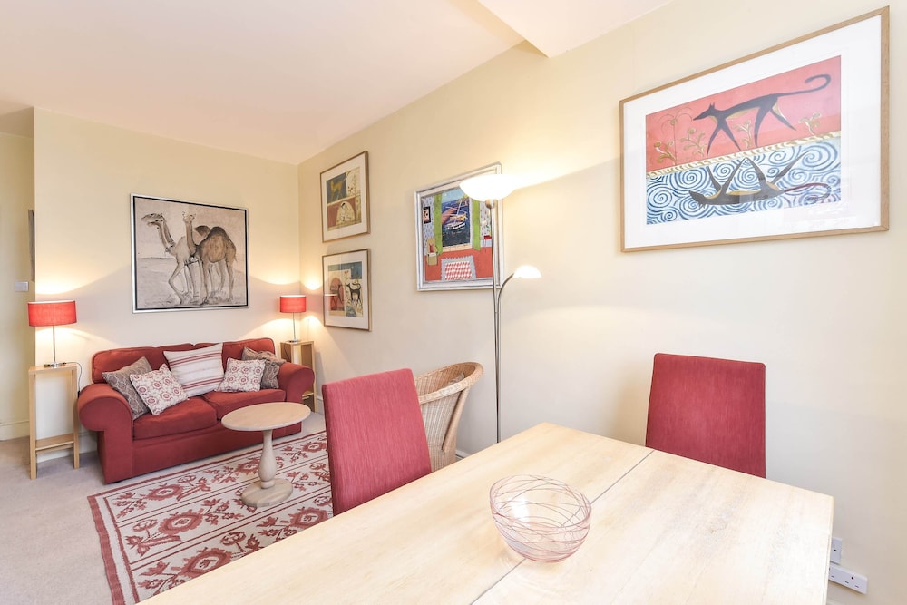 Smart 2 bedroom flat near Pimlico Tube