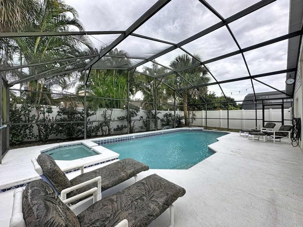 Incredible 4 Bed Pool/spa Home, Minutes To Disney 4 Bedroom Villa