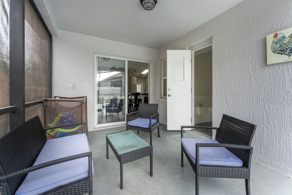 Heated Pool & Bathtub 4BR Near Disney