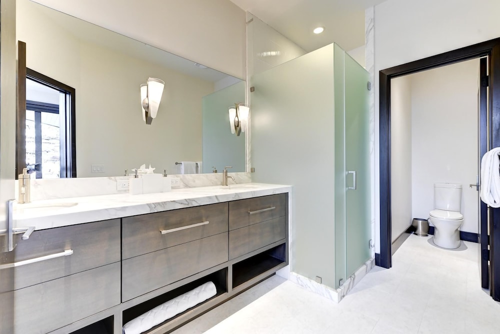 KBM Resorts Walk to Slopes, Sports Court, Private Home Theater, Sleeps 17, Outdoor Hot Tub Pco-184m