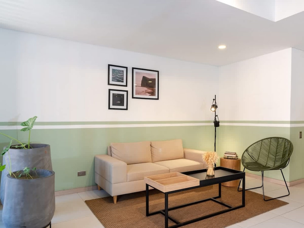 Spectacular 3 BR w Balcony in Laureles Medell n
