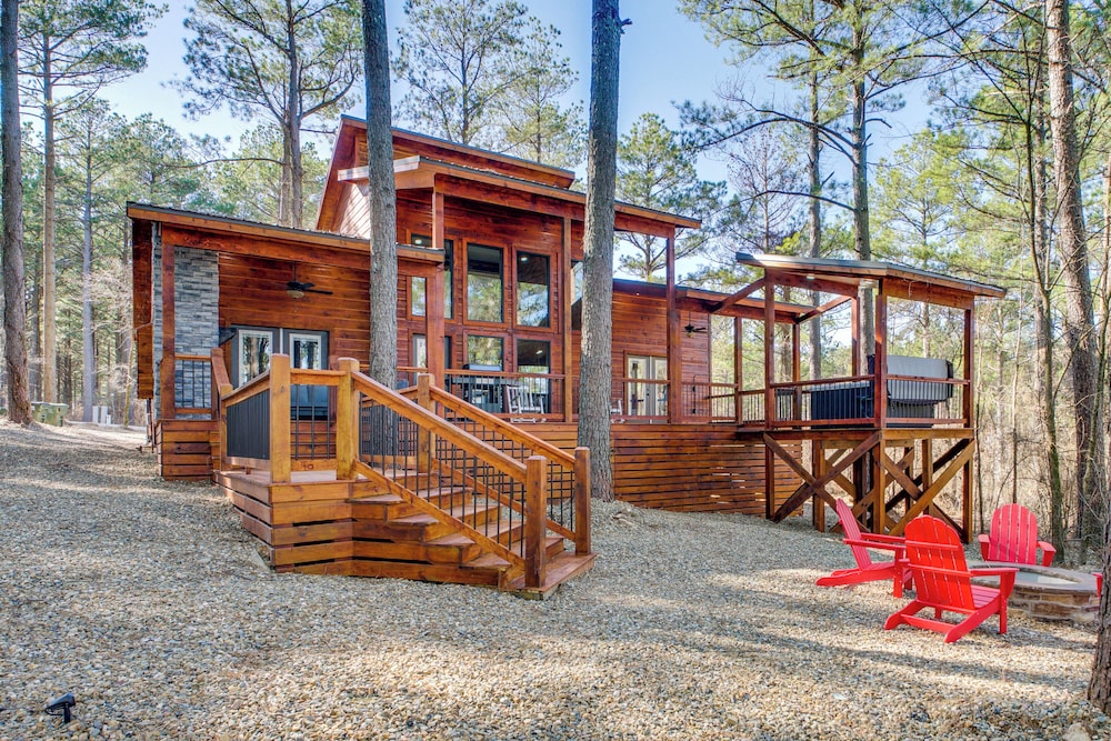Sleek Cabin w/ Hot Tub: 11 Mi to Broken Bow Lake!