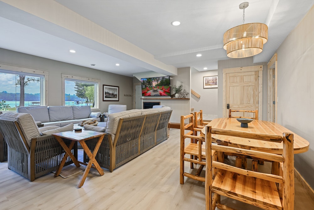 5 BR Family Hangout I Lake Views I Firepit