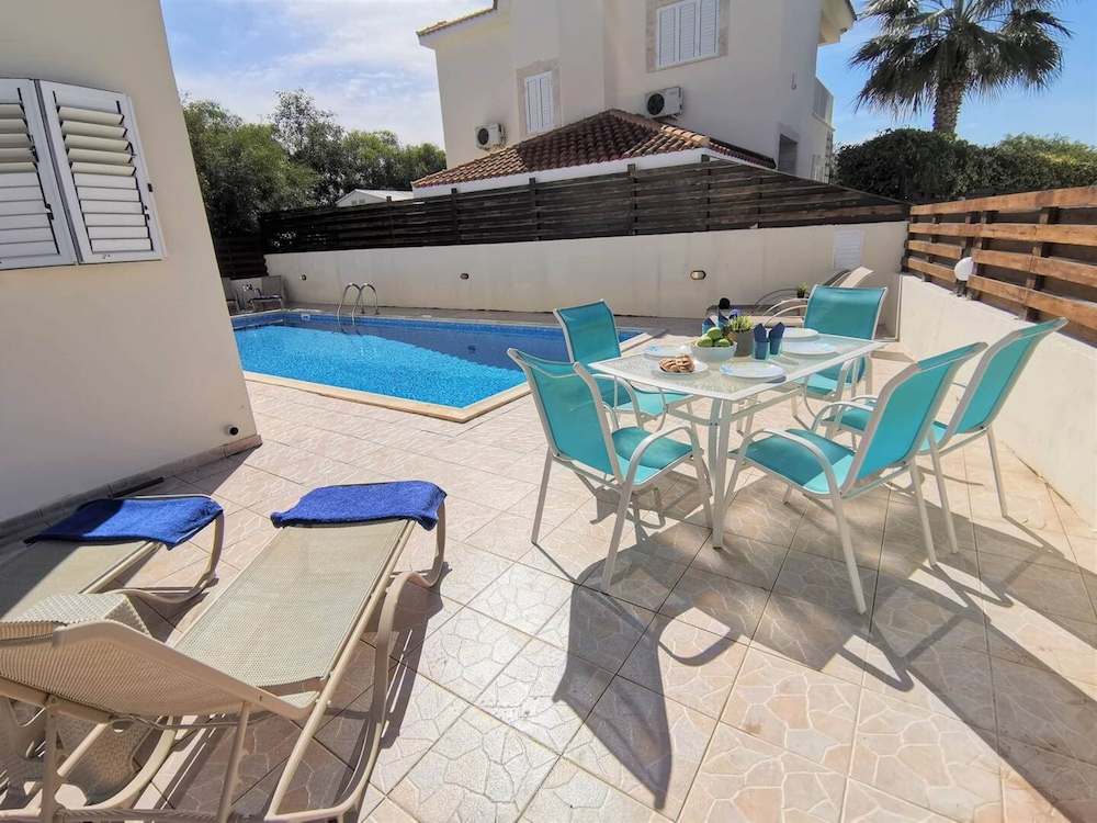 Sobella Villa - 3 Bedroom Villa With 10 x 4 Pool