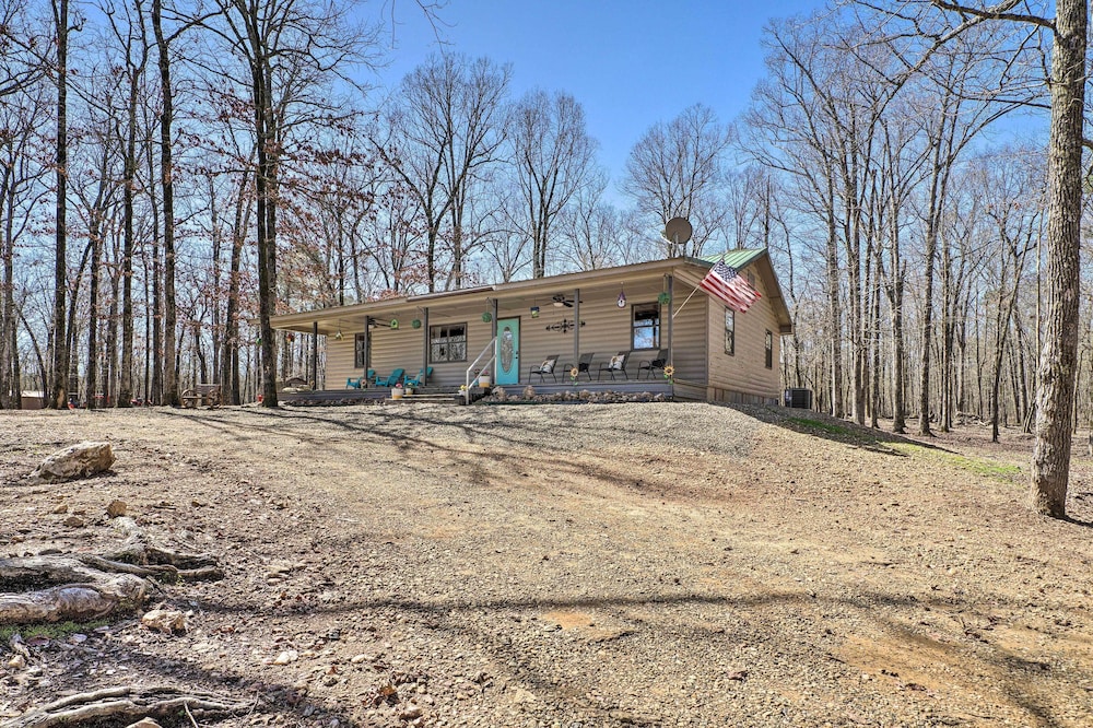 Broken Bow Getaway: Hot Tub, Grill & Fire Pit view 2