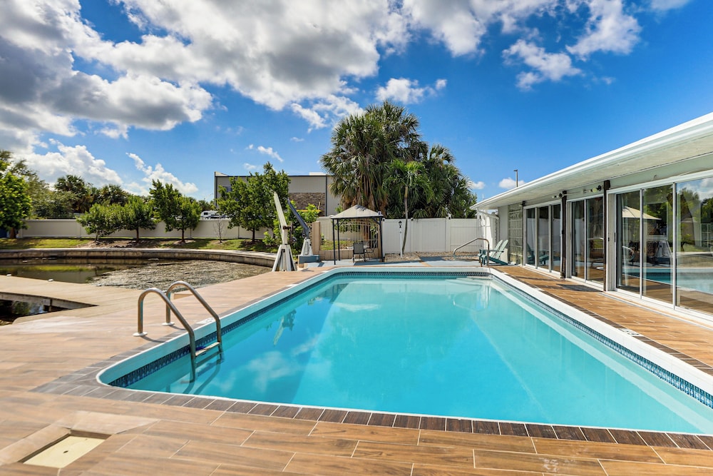 Furnished Sunroom w/ TV! Canal-front Bradenton Gem