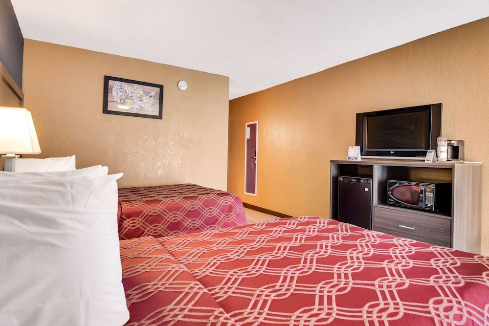 Tampa Vacations - Econo Lodge Busch Gardens - Property Image 59