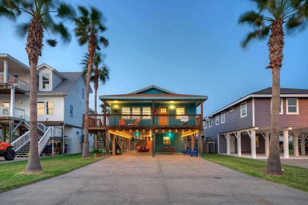 Sleeps 22 2 Homes w/ Private Pool, Game Room, Nature Views 7 BDR Avantstay