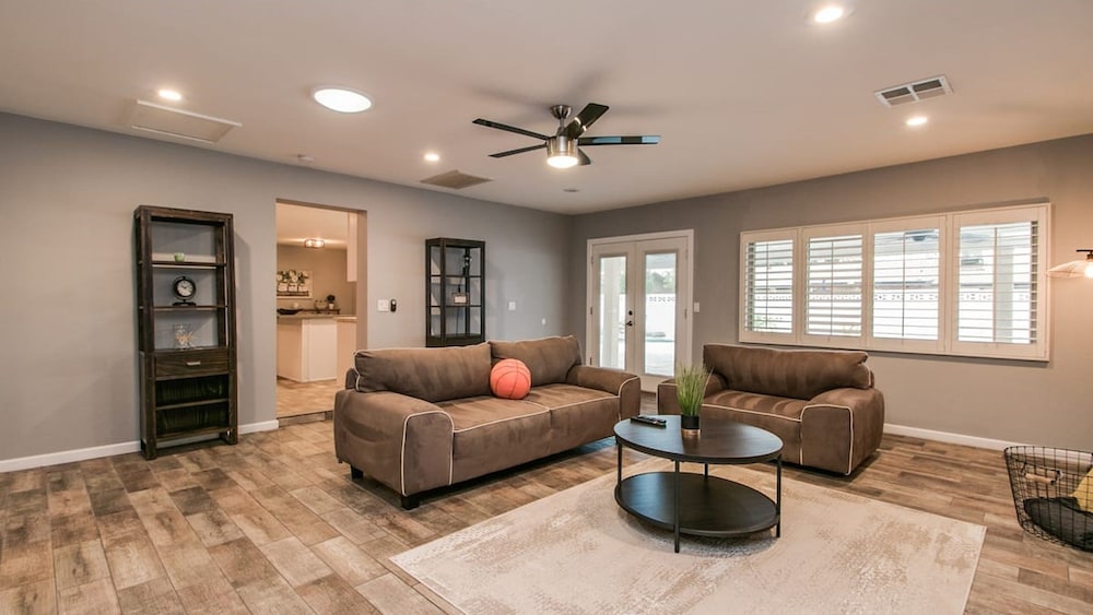 Modern Chic Old Town Scottsdale Home W/pool & Gym!