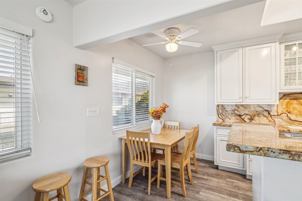 Beautiful 2 Bed Beach Condo #201 2 Bedroom Condo by Sunset Shores Condominiums
