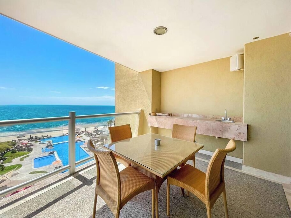 Stylish Condo With Serene Beach Infinity Pool