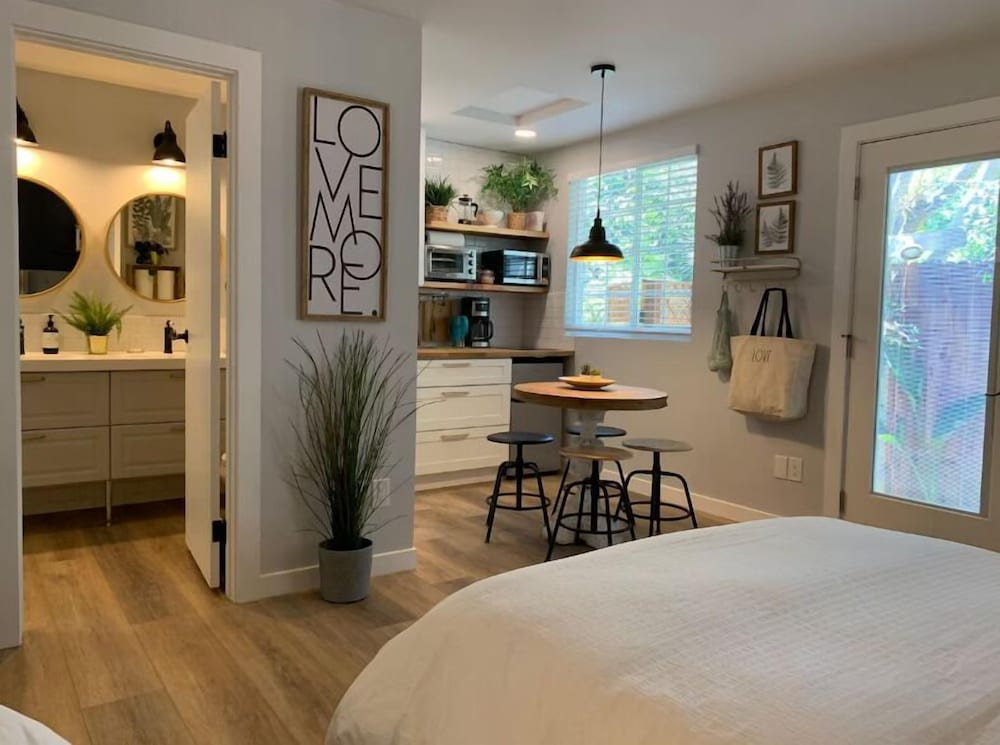 New Cozy Studio 2 Queen Beds, Kitchen Walk to Water