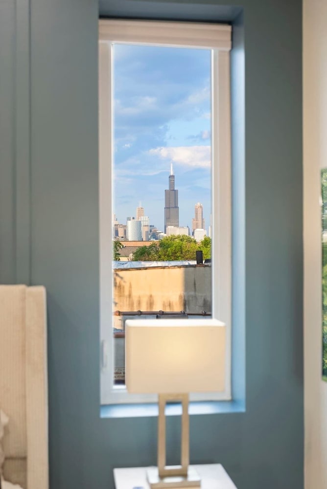 New 3bed 2bath Condo With Parking by United Center