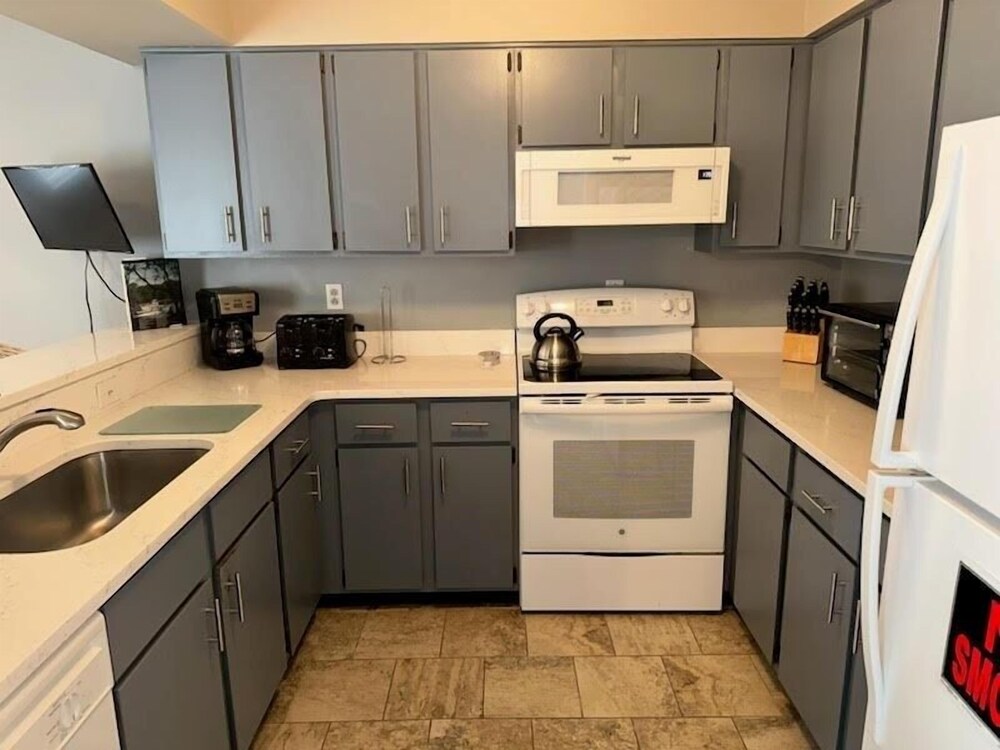 Sea Grove 2 Bedroom Condo by Redawning
