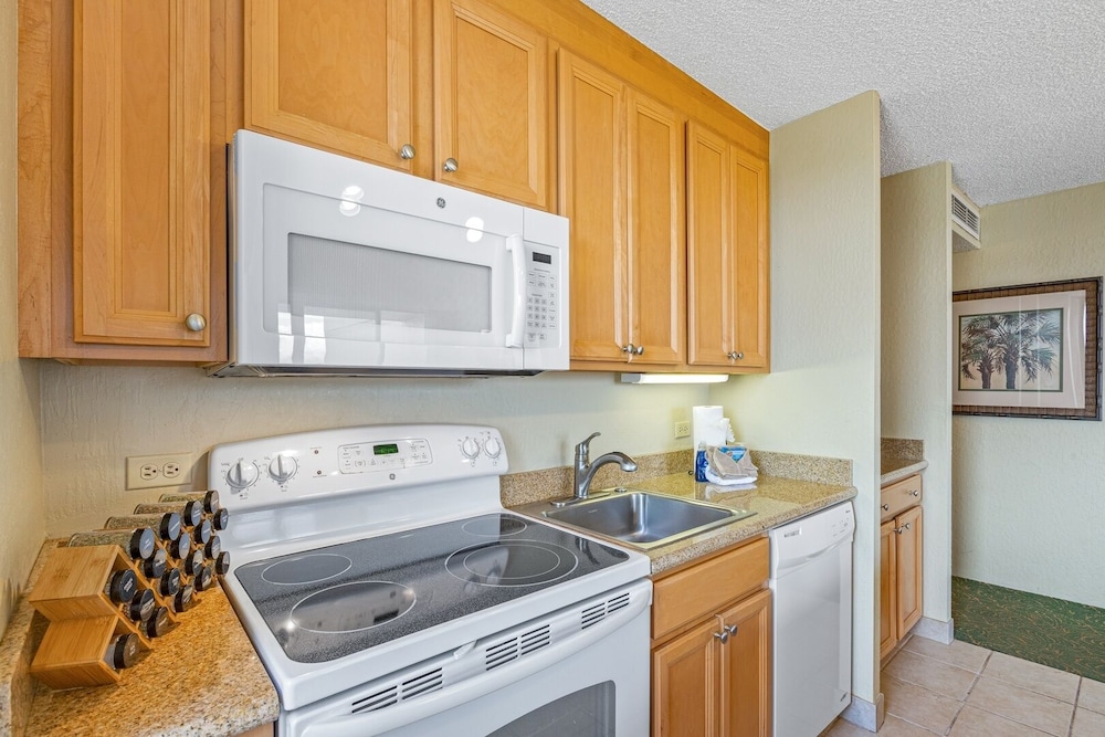 Kaanapali Shores Studio 742 Studio Bedroom Condo by RedAwning
