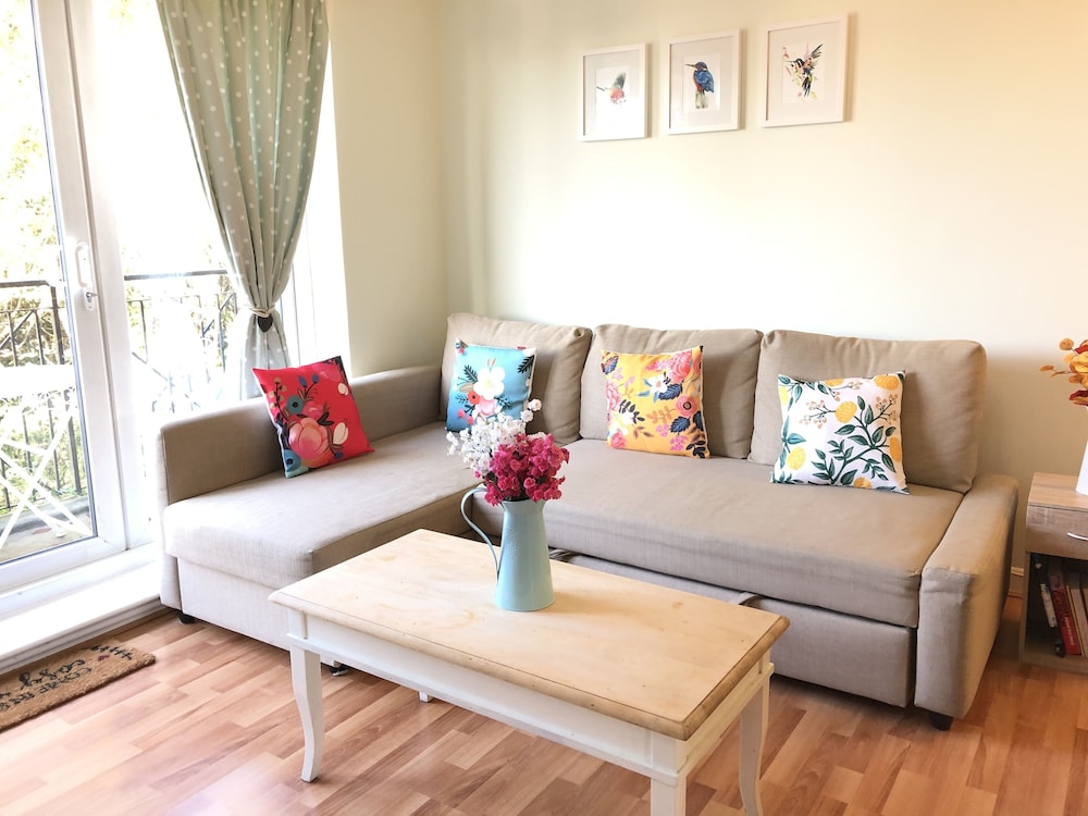 Apple Perch 2BR Flat-Free Parking view 4