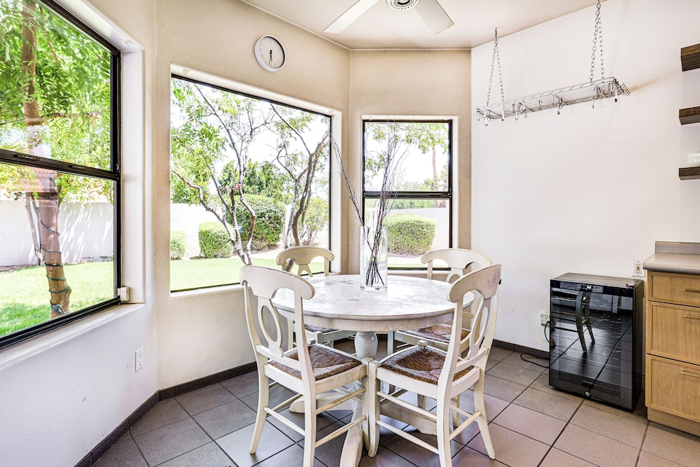 Dog Friendly! Modernist Oasis in North Scottsdale