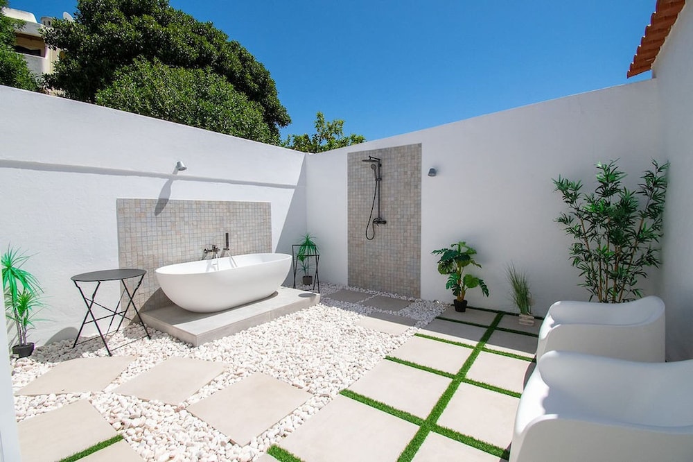 Lavanda Magnificent Five Bedroom Villa in Carvoe