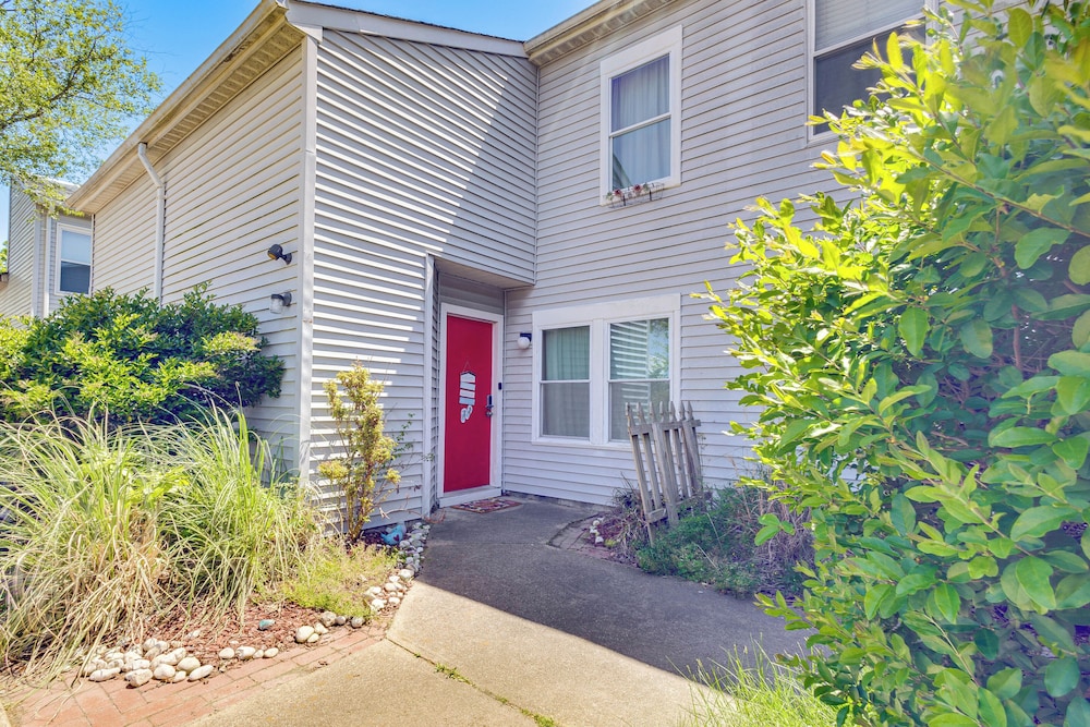 Pet-friendly Virginia Beach Abode - Walk to Beach! view 3