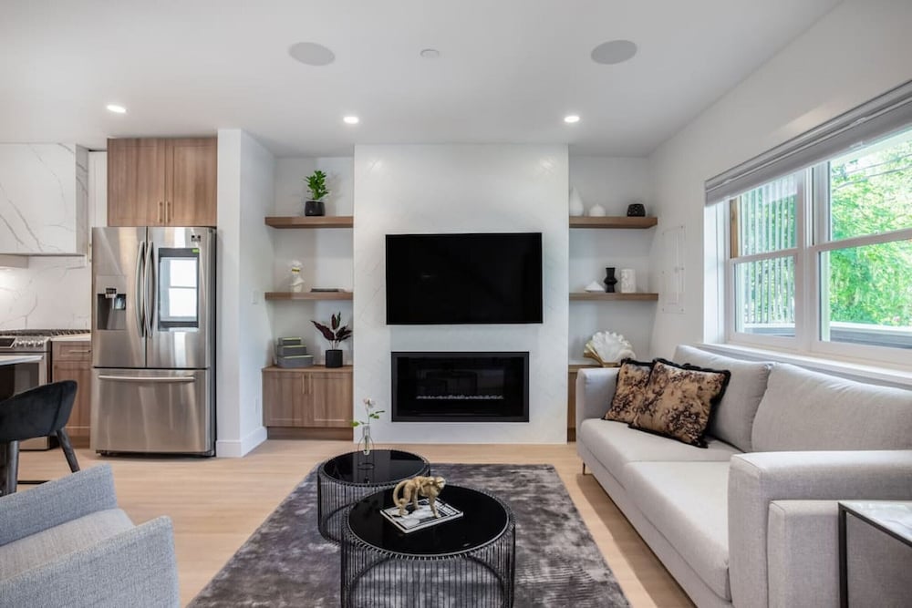 Commercial Drive New 3 Bdrm Home 2 Flex Rooms -5 min to Downtown 22km Seawall