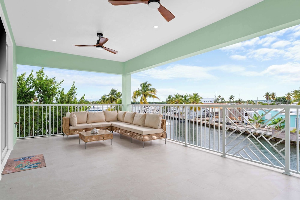 Aqua Verde Waterfront Lux Gem Dock Game Room
