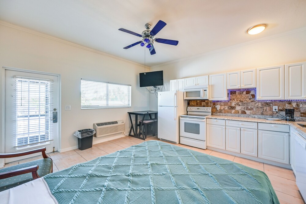 Sail + Soak: Naples Condo w/ Heated Pool Access