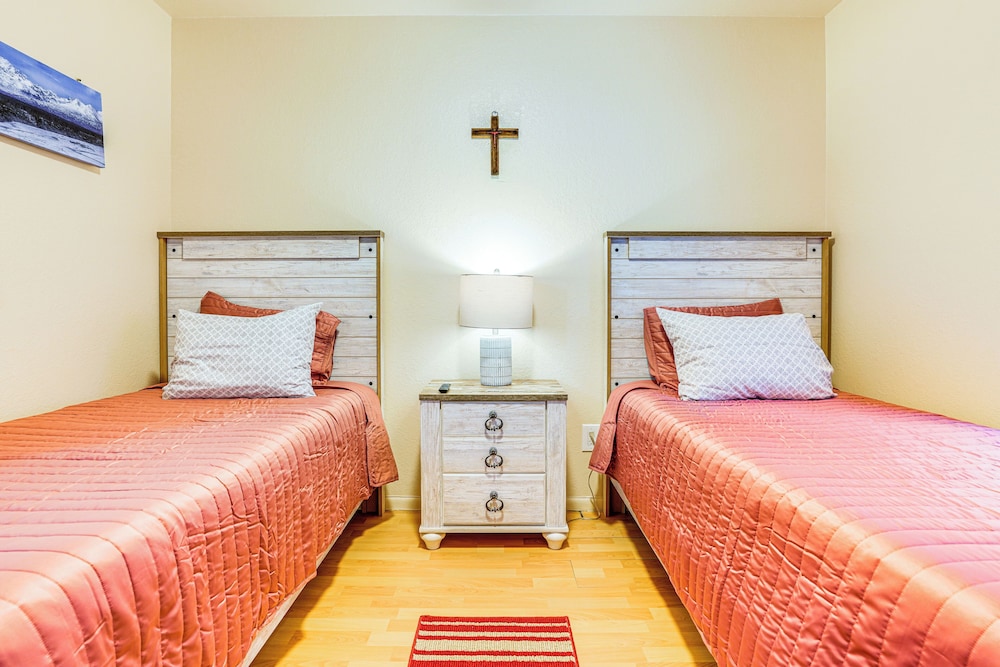 1 Mi to Dtwn: Cozy Condo in Anchorage!