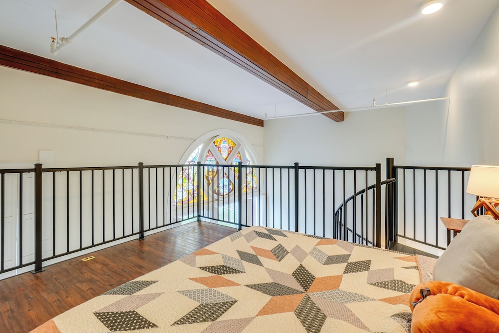 Unique & Stylish Studio Loft in Huntington!