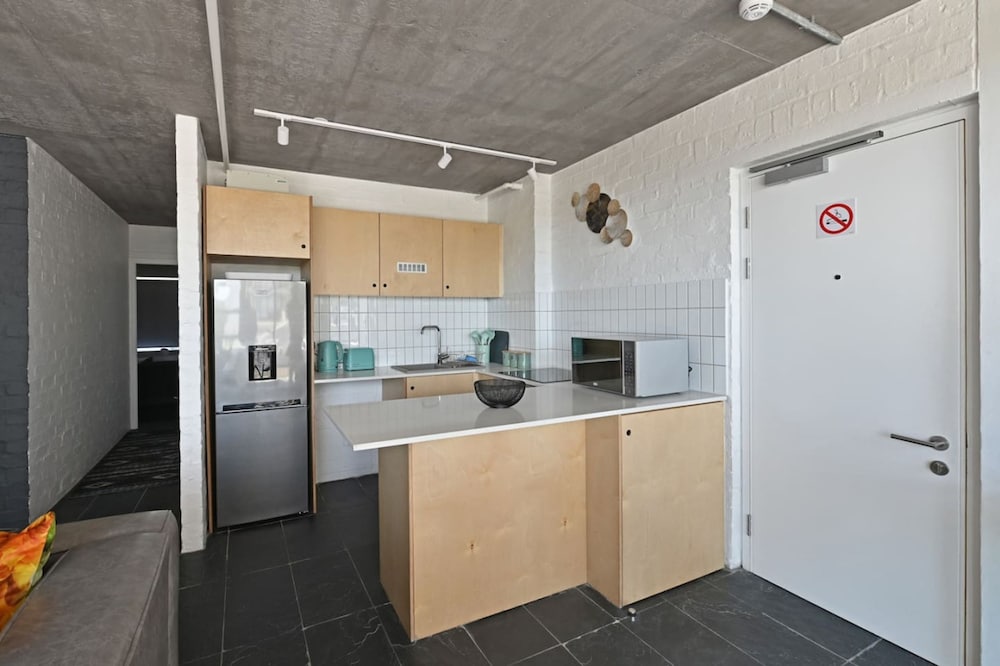 Modern 2-bed Bantry Bay 100m to Beach Ocean Bliss