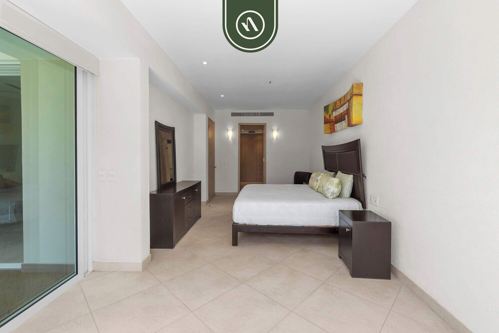 Oceanfront 2 BR Condo - Beach - Restaurant - Gym