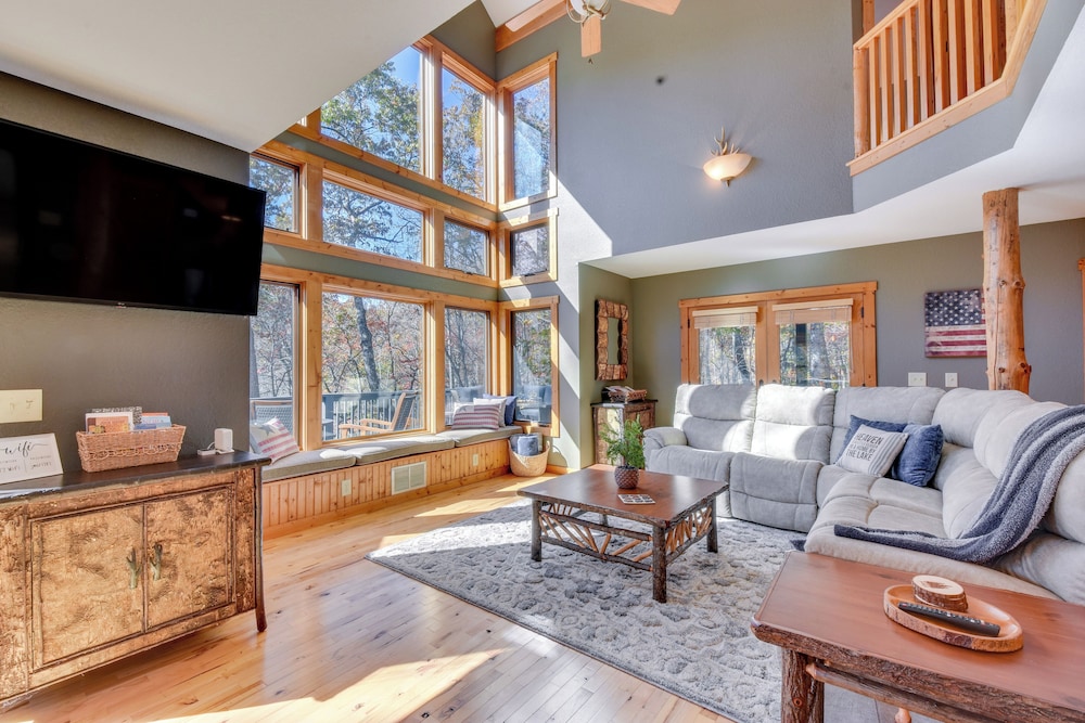 Fish, Hike & Swim: Lake Burton Retreat w/ Hot Tub!