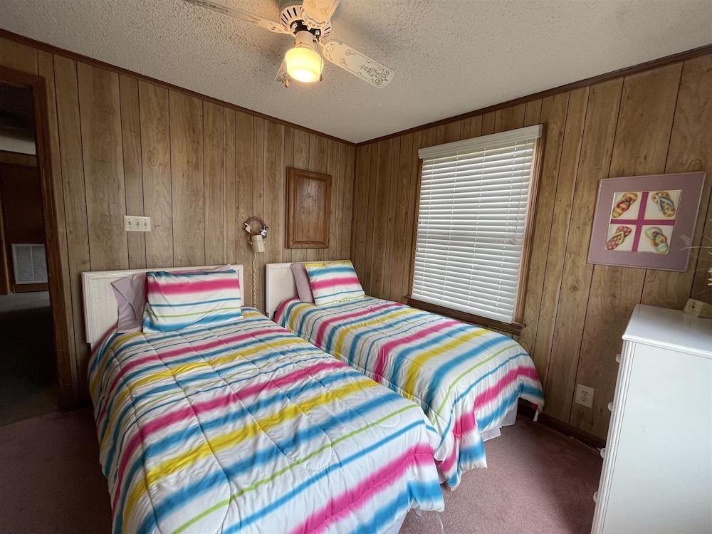 Southern Star 5 Bedroom Cottage by RedAwning view 3