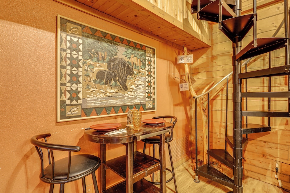 Private Pool: Fun Riverfront Retreat in Hamilton!